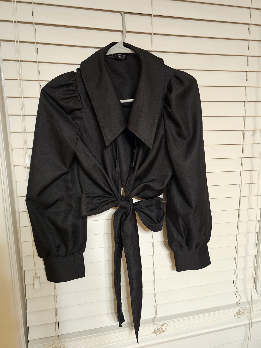 SHEIN Black Tie-Front Puff Sleeve Crop Top